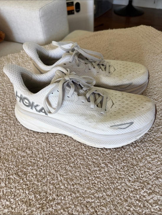 Hoka Shoes - Hoka White/Light Gray Clifton 9 size 8